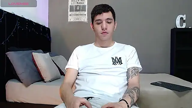 Snapshot of Matteo12_ chatting on 12-15-25, 04:50 Matteo12 online show from 12-15-25, 04:50