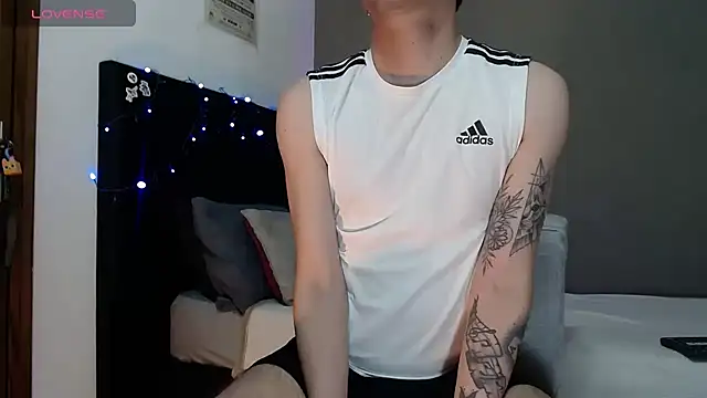 Matteo12  online show from 12-17-25, 04:51