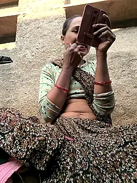 Snapshot of Hot_raaani chatting on 12-15-25, 10:08 Hot raaani online show from 12-15-25, 10:08