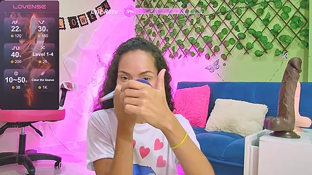 Karen Ariass online show from 10-22-25, 01:55