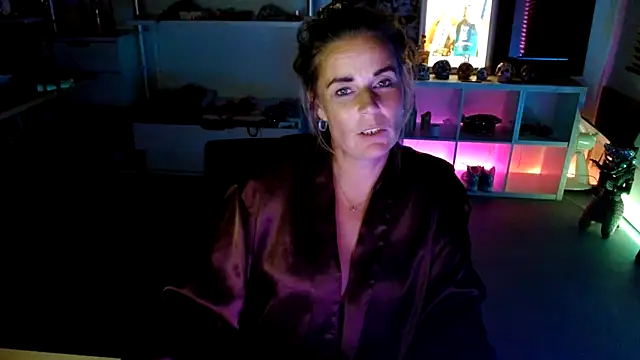 Mrs-Aurora online show from 10-05-25, 01:48