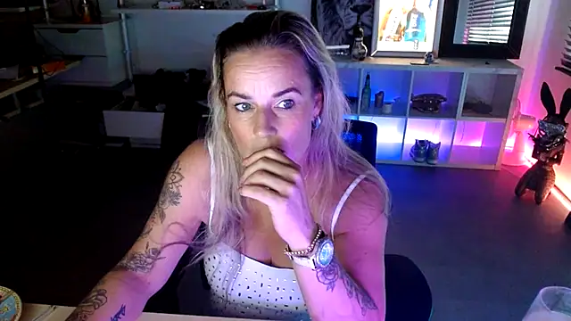 Mrs-Aurora online show from 10-15-25, 12:49