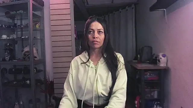 Snapshot of xinamora chatting on 10-25-25, 02:19 xinamora online show from 10-25-25, 02:19