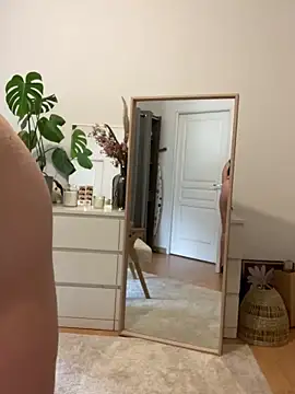 Snapshot of chloedlm5 chatting on 10-18-25, 11:44 chloedlm5 online show from 10-18-25, 11:44