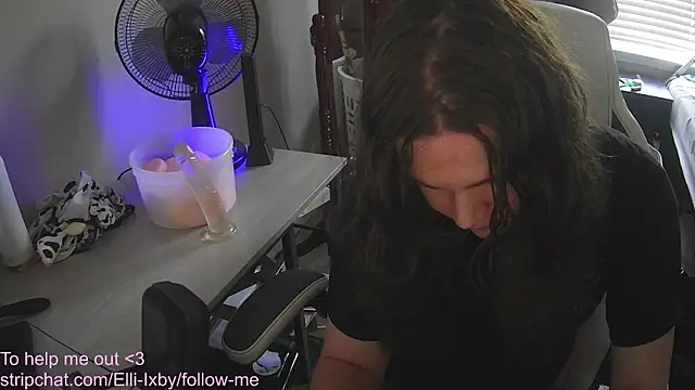 Snapshot of Elli-Ixby chatting on 11-13-25, 04:17 Elli-Ixby online show from 11-13-25, 04:17