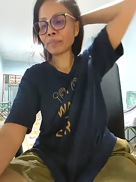 Snapshot of Mama_Eva_1 chatting on 11-21-25, 04:22 Mama Eva 1 online show from 11-21-25, 04:22