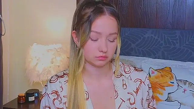 Snapshot of LeeAmy chatting on 10-19-25, 06:30 LeeAmy online show from 10-19-25, 06:30