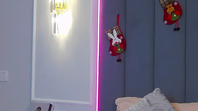 Snapshot of MarilynNova chatting on 12-23-25, 05:38 MarilynNova online show from 12-23-25, 05:38