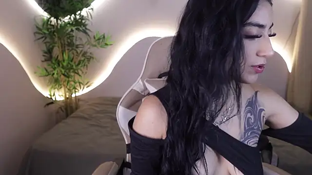 Snapshot of Emma_and_Issac chatting on 11-26-25, 06:14 Emma and Issac online show from 11-26-25, 06:14