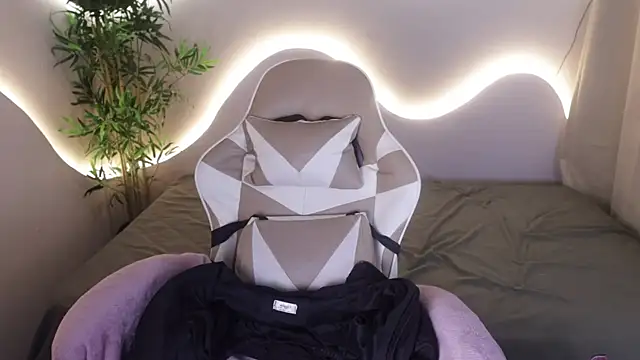 Snapshot of Emma_and_Issac chatting on 11-28-25, 04:48 Emma and Issac online show from 11-28-25, 04:48