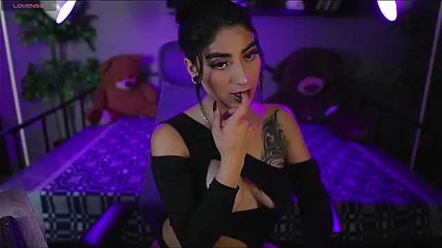 Snapshot of Emma_and_Issac chatting on 12-22-25, 04:53 Emma and Issac online show from 12-22-25, 04:53