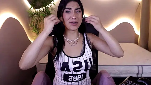 Snapshot of Emma_and_Issac chatting on 01-07-26, 04:37 Emma and Issac online show from 01-07-26, 04:37