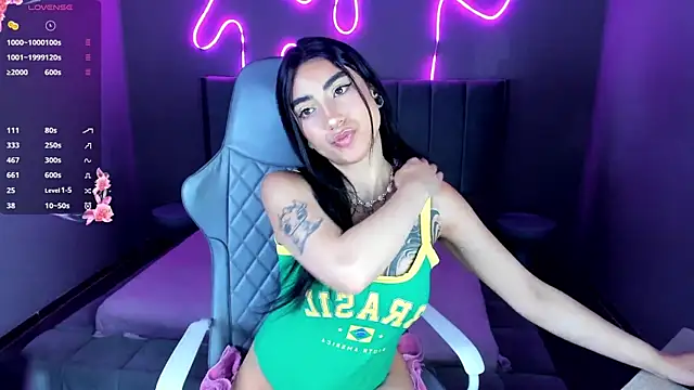 Snapshot of Emma_and_Issac chatting on 01-13-26, 04:40 Emma and Issac online show from 01-13-26, 04:40