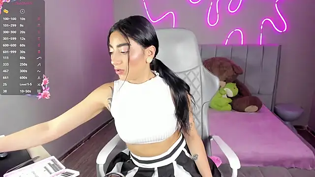 Snapshot of Emma_and_Issac chatting on 01-14-26, 05:02 Emma and Issac online show from 01-14-26, 05:02