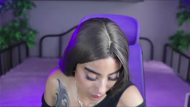 Snapshot of Emma_and_Issac chatting on 02-05-26, 08:13 Emma and Issac online show from 02-05-26, 08:13