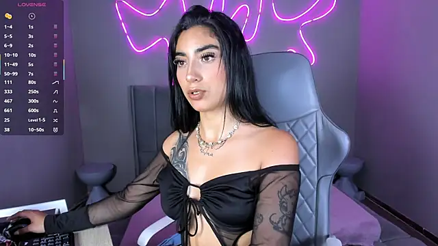 Snapshot of Emma_and_Issac chatting on 02-16-26, 08:49 Emma and Issac online show from 02-16-26, 08:49