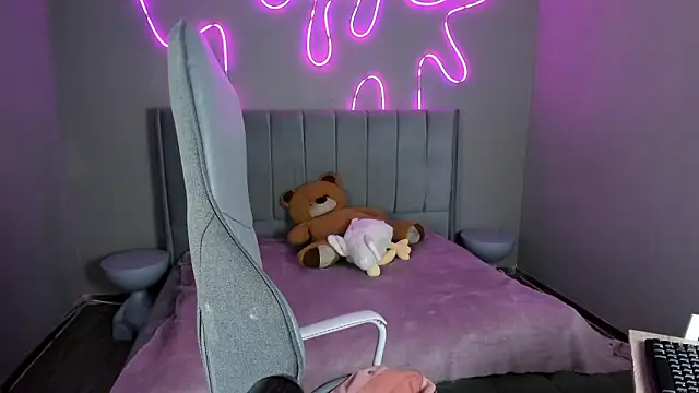 Snapshot of Emma_and_Issac chatting on 02-24-26, 08:29 Emma and Issac online show from 02-24-26, 08:29