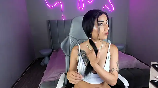 Snapshot of Emma_and_Issac chatting on 02-25-26, 09:13 Emma and Issac online show from 02-25-26, 09:13