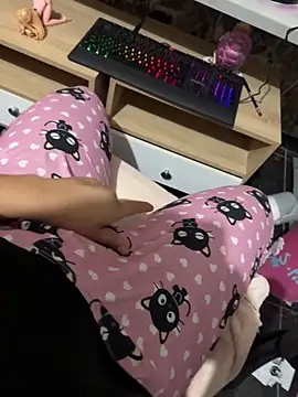 Snapshot of laure_torres chatting on 09-24-25, 07:01 laure torres online show from 09-24-25, 07:01