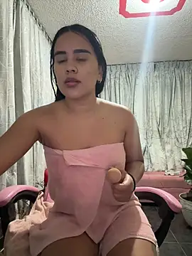 Snapshot of laure_torres chatting on 10-01-25, 11:00 laure torres online show from 10-01-25, 11:00