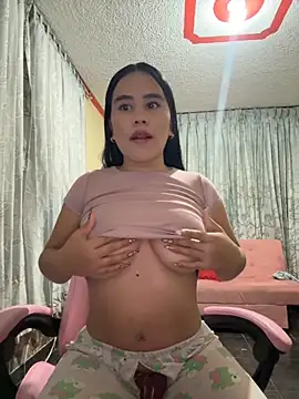 Snapshot of laure_torres chatting on 10-21-25, 06:25 laure torres online show from 10-21-25, 06:25