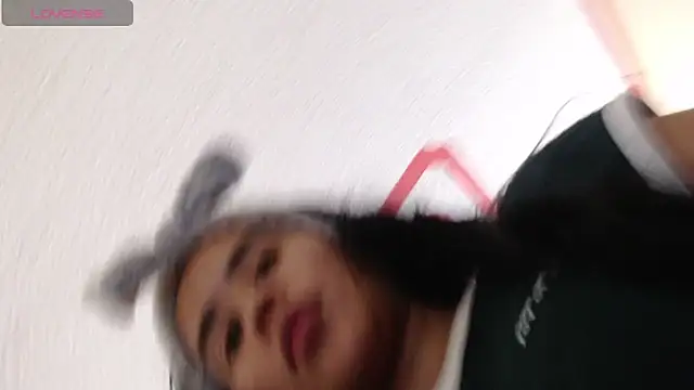 Snapshot of laure_torres chatting on 10-25-25, 05:40 laure torres online show from 10-25-25, 05:40