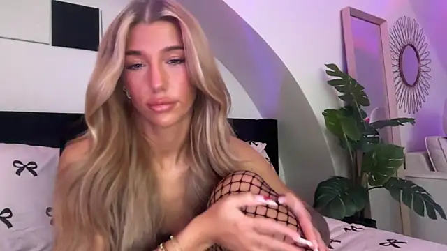 Snapshot of KENNIEXROSE chatting on 02-16-26, 11:01 KENNIEXROSE online show from 02-16-26, 11:01