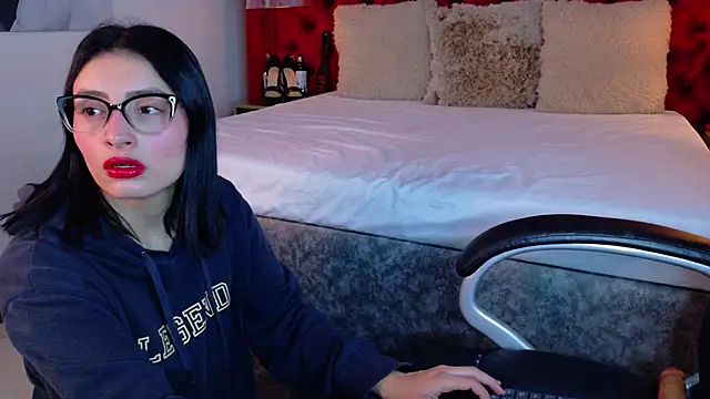 Snapshot of ZaraGold chatting on 12-22-25, 12:18 ZaraGold online show from 12-22-25, 12:18