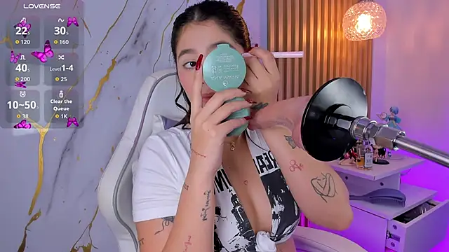 alissaowens  online show from 12-23-25, 10:13