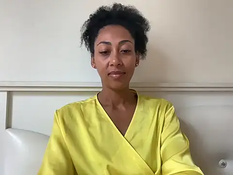 Snapshot of Vaylisse chatting on 09-19-25, 04:03 Vaylisse online show from 09-19-25, 04:03