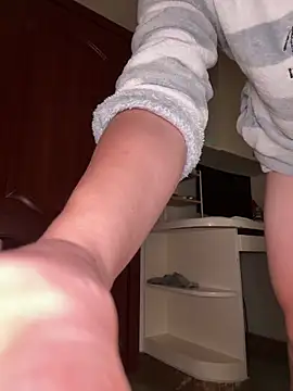 Snapshot of sonwmelt1 chatting on 10-16-25, 04:02 sonwmelt1 online show from 10-16-25, 04:02