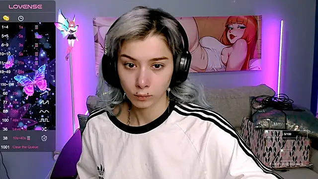 Snapshot of SophieAsh chatting on 10-17-25, 08:06 SophieAsh online show from 10-17-25, 08:06