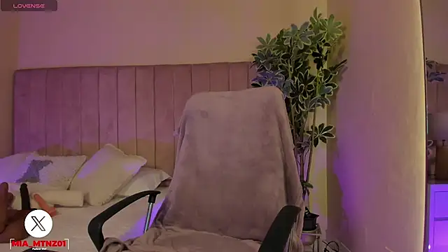 Mia mtnz02 online show from 11-25-25, 12:21