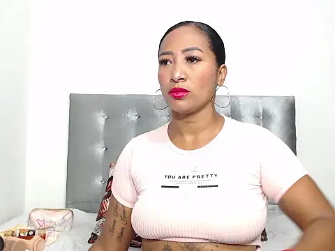 Snapshot of Luxuryebony69 chatting on 03-02-26, 02:02 Luxuryebony69 online show from 03-02-26, 02:02