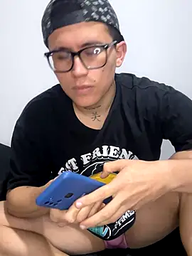 Snapshot of Kurtxxx22 chatting on 11-03-25, 01:40 Kurtxxx22 online show from 11-03-25, 01:40