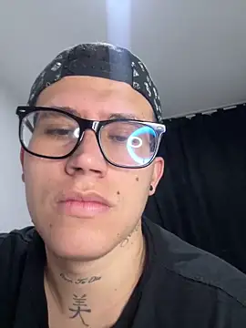 Snapshot of Kurtxxx22 chatting on 11-09-25, 01:04 Kurtxxx22 online show from 11-09-25, 01:04