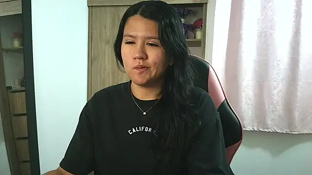 Oliviawatson1 online show from 11-13-25, 12:37