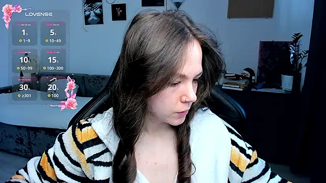 Snapshot of cute_little_ass chatting on 02-27-26, 07:19 cute little ass online show from 02-27-26, 07:19