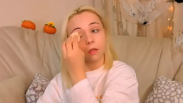 Charlotte Colinss online show from 10-20-25, 05:19