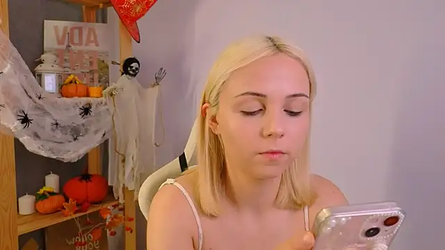 Charlotte Colinss online show from 10-22-25, 04:57