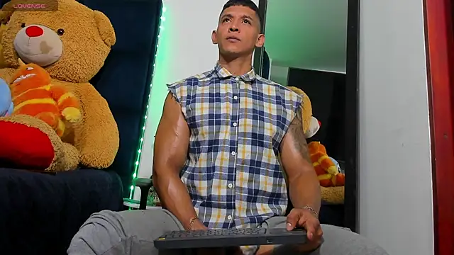 Snapshot of Evan_Storn chatting on 10-14-25, 12:17 Evan Storn online show from 10-14-25, 12:17