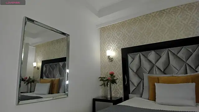 Layla Mackenzie online show from 10-15-25, 11:27