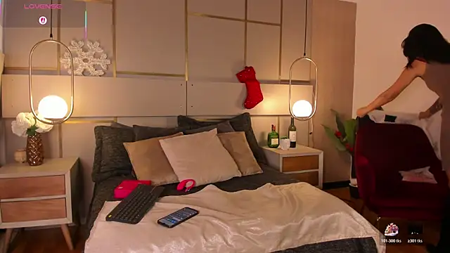 Lina Montclair online show from 12-17-25, 07:42