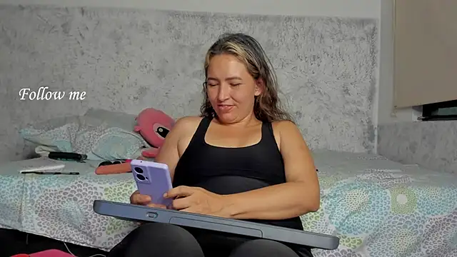 Snapshot of marly_charm_ chatting on 12-23-25, 01:25 marly charm online show from 12-23-25, 01:25