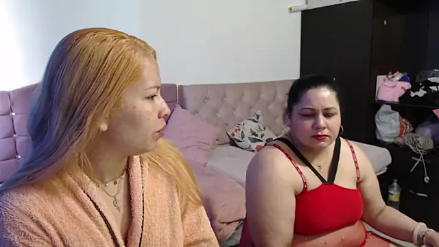 Snapshot of MISTRESSMILF40 chatting on 12-17-25, 01:06 MISTRESSMILF40 online show from 12-17-25, 01:06