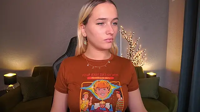 LilElfie online show from 10-24-25, 02:57