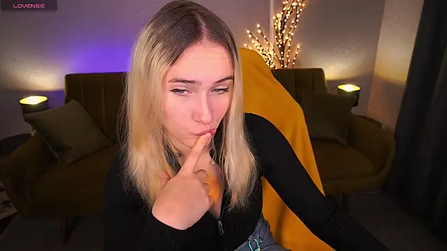 LilElfie online show from 11-05-25, 01:44