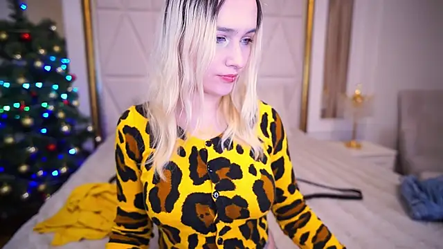 LilElfie online show from 12-22-25, 09:23