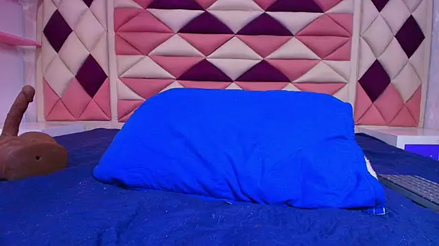 valecastro  online show from 11-07-25, 07:14