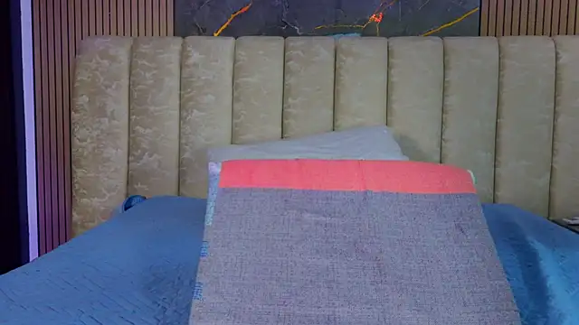 valecastro  online show from 12-18-25, 07:20